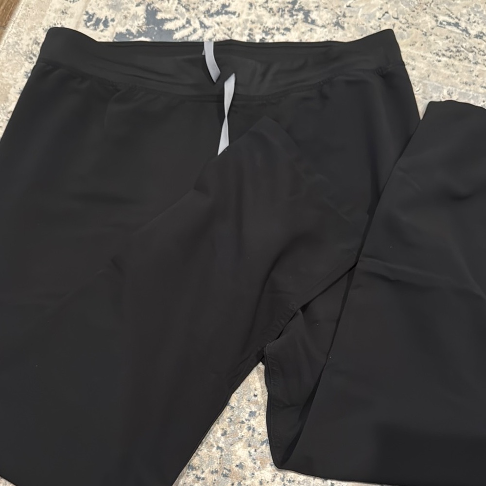 Figs Straight Leg Scrub Pants in Black with Gray Tie